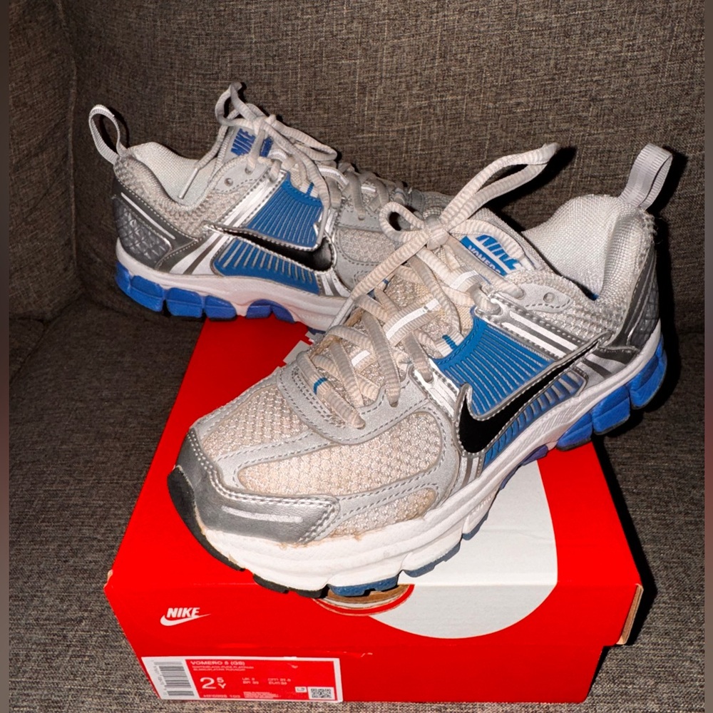 Nike Kids Vomero 5 Metallic Silver and Blue Sneakers